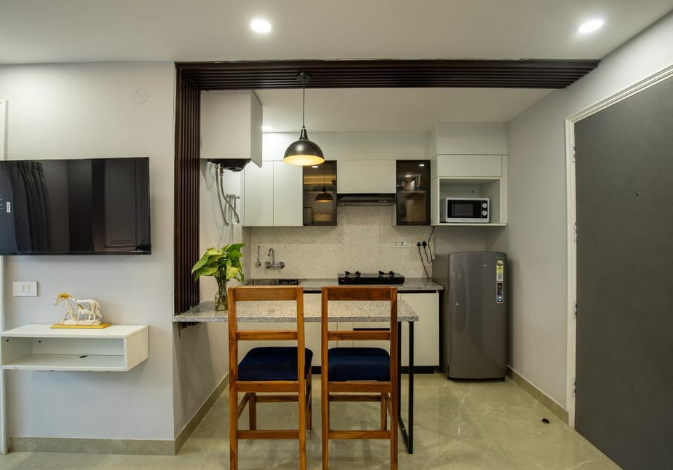 TV and multimedia, Kitchen or kitchenette, Dining area, stove