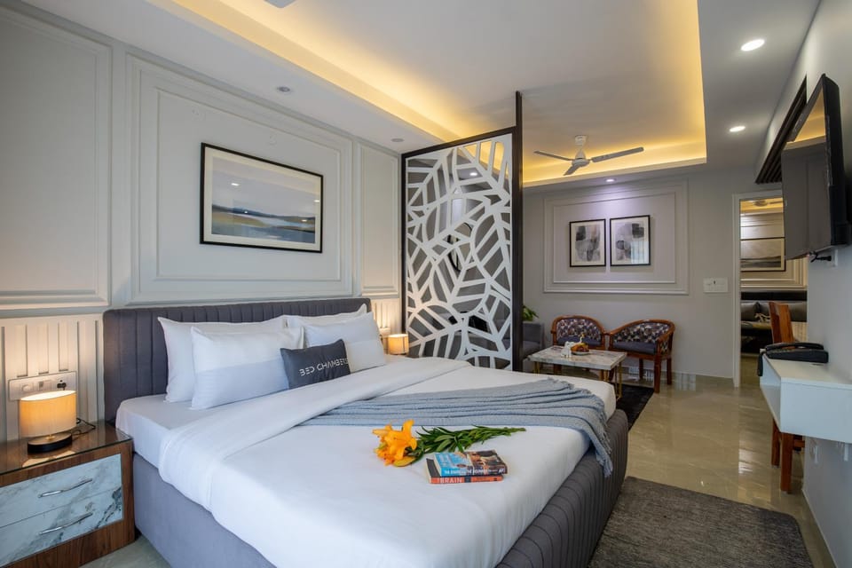 Bed, TV and multimedia, Living room, Photo of the whole room, Seating area, Bedroom