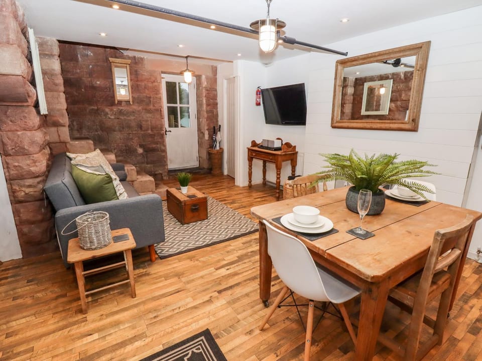 Horton Lodge Boathouse Apartment in Staffordshire Moorlands District