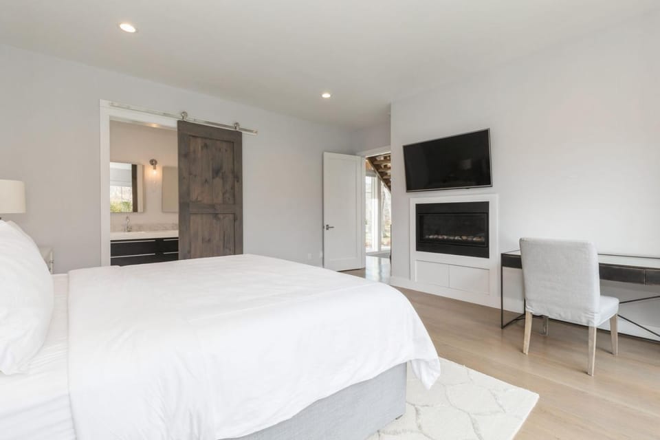 Communal lounge/ TV room, Bed, Photo of the whole room, Bedroom, hair dresser, wardrobe
