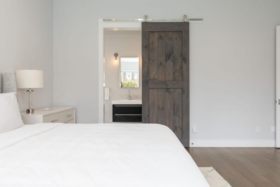 Bed, Bathroom, Photo of the whole room, Bedroom, wardrobe