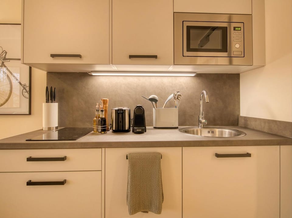 Coffee/tea facilities, Kitchen or kitchenette, stove