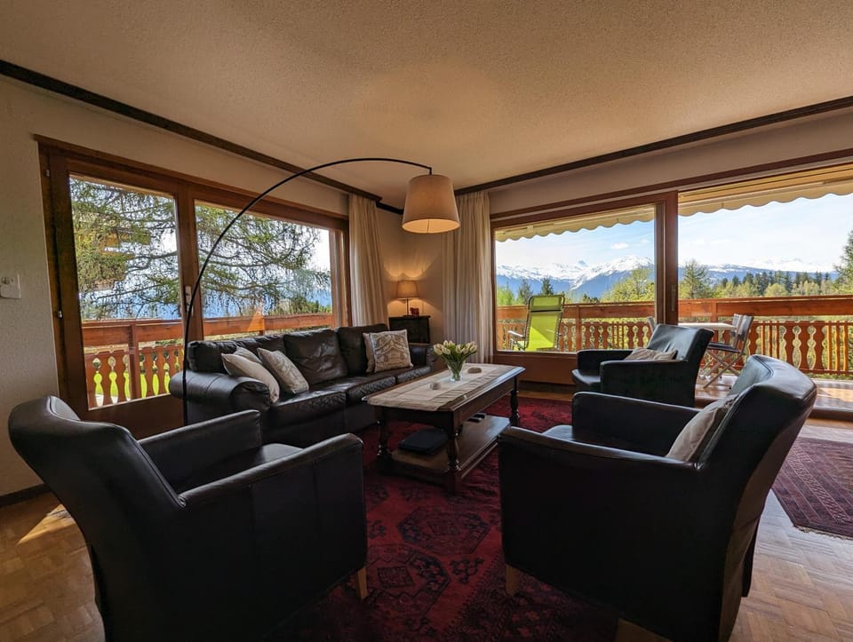 Living room, Mountain view