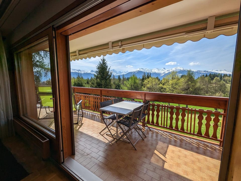 View (from property/room), Balcony/Terrace, Dining area, Mountain view