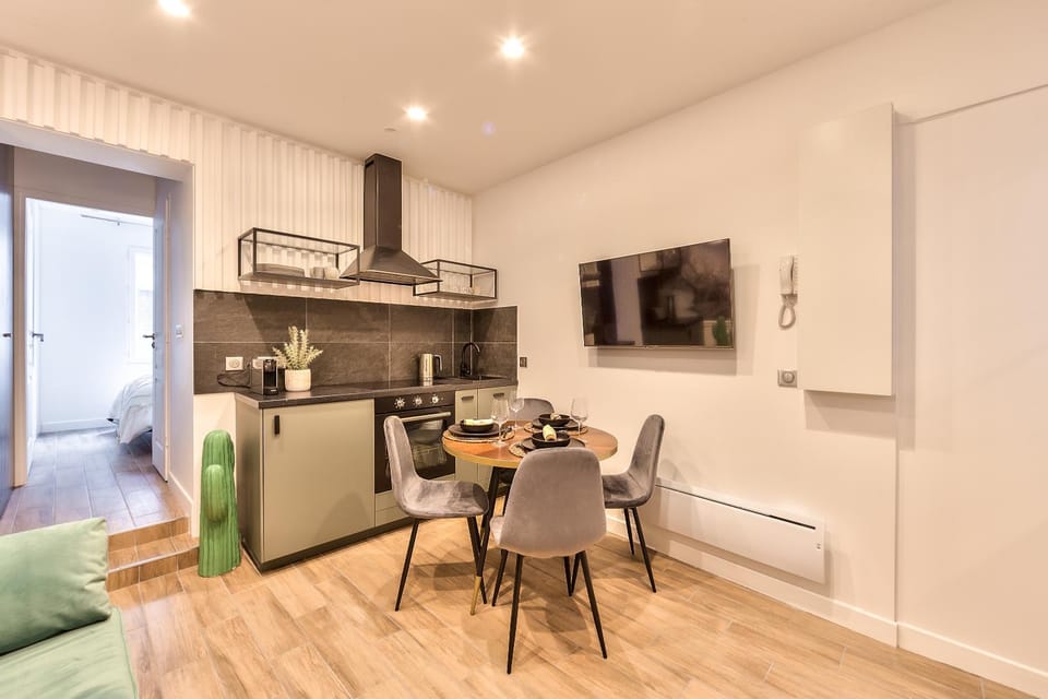 Kitchen or kitchenette, Dining area