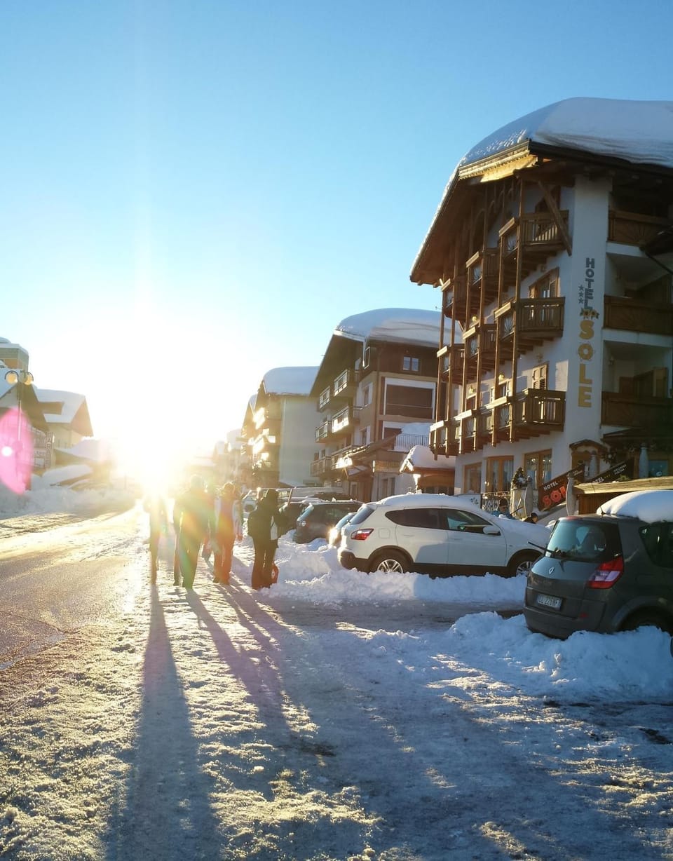 Facade/entrance, Winter, Area and facilities