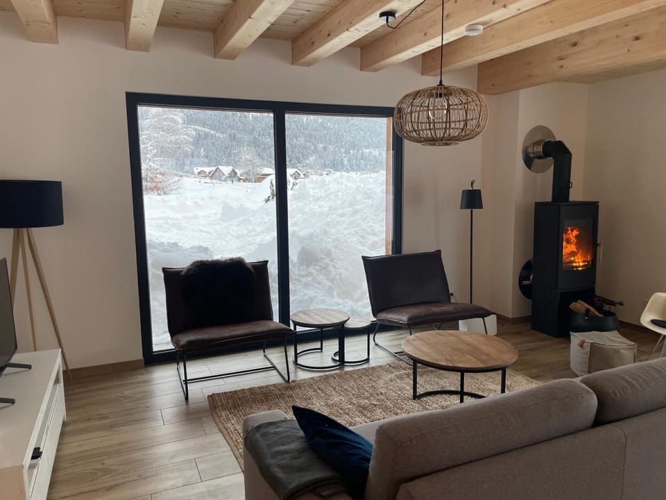 Communal lounge/ TV room, TV and multimedia, Living room, Seating area, fireplace