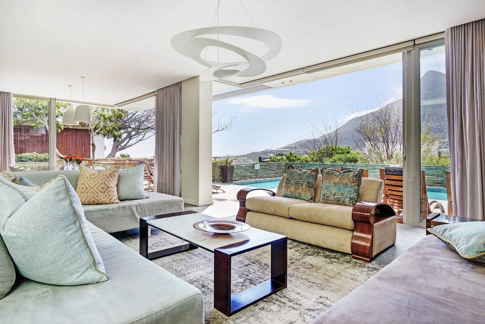 Communal lounge/ TV room, Mountain view, Sea view