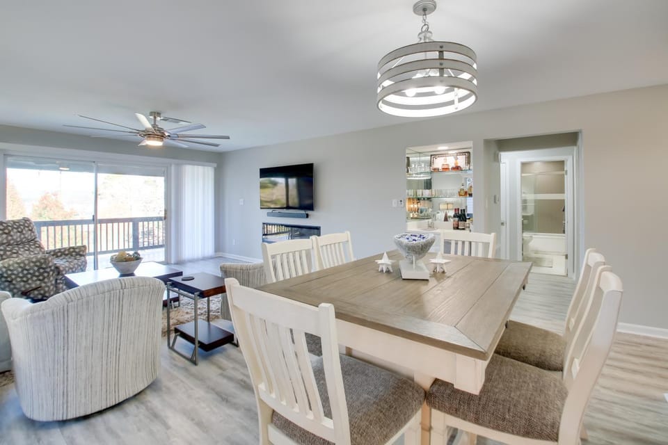 Lake-View Balcony, Resort Perks: Hot Springs Condo House in Lake Hamilton