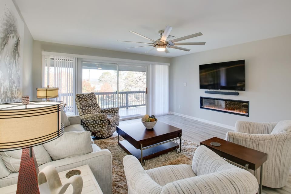 Lake-View Balcony, Resort Perks: Hot Springs Condo House in Lake Hamilton