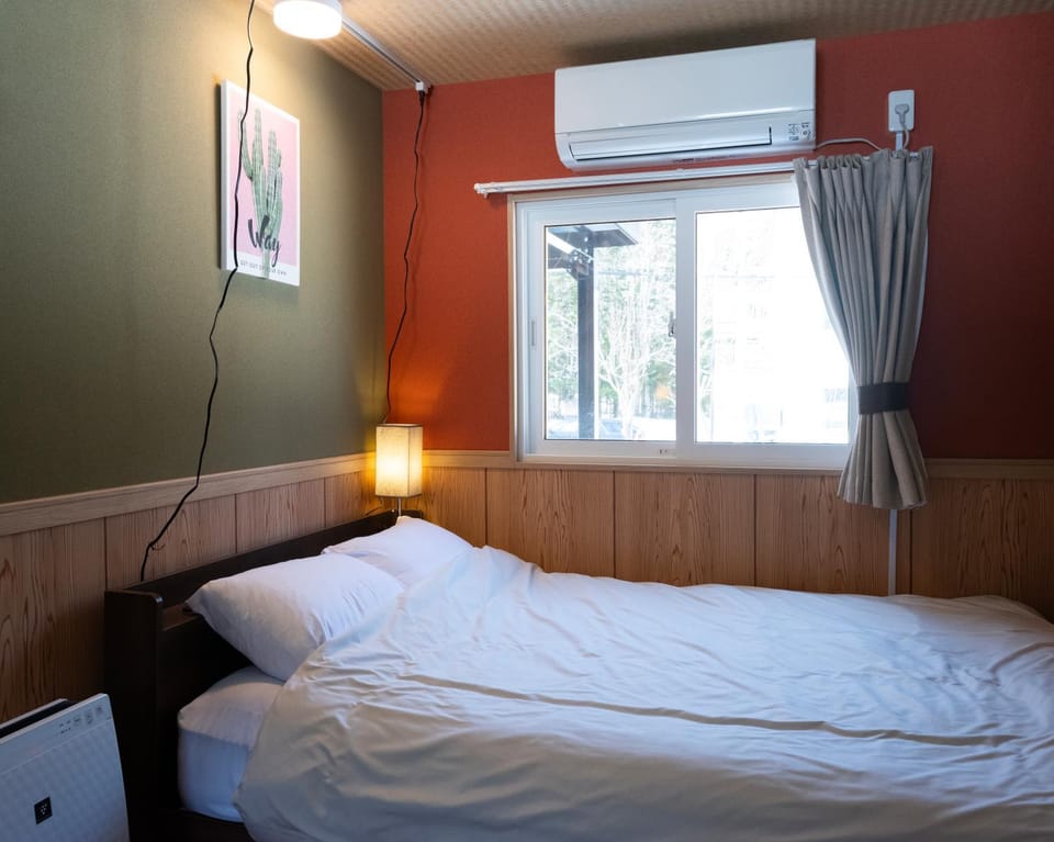 Bed, Photo of the whole room, Bedroom, air conditioner