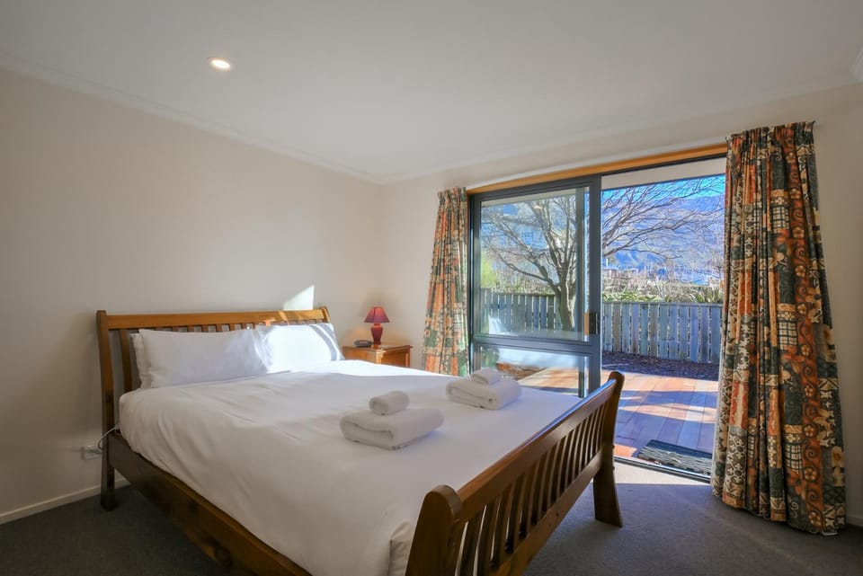 Facade/entrance, Kitchen or kitchenette, Lounge or bar, Bedroom