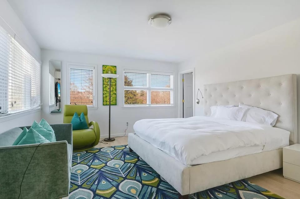 Bed, View (from property/room), Photo of the whole room, Seating area, Bedroom