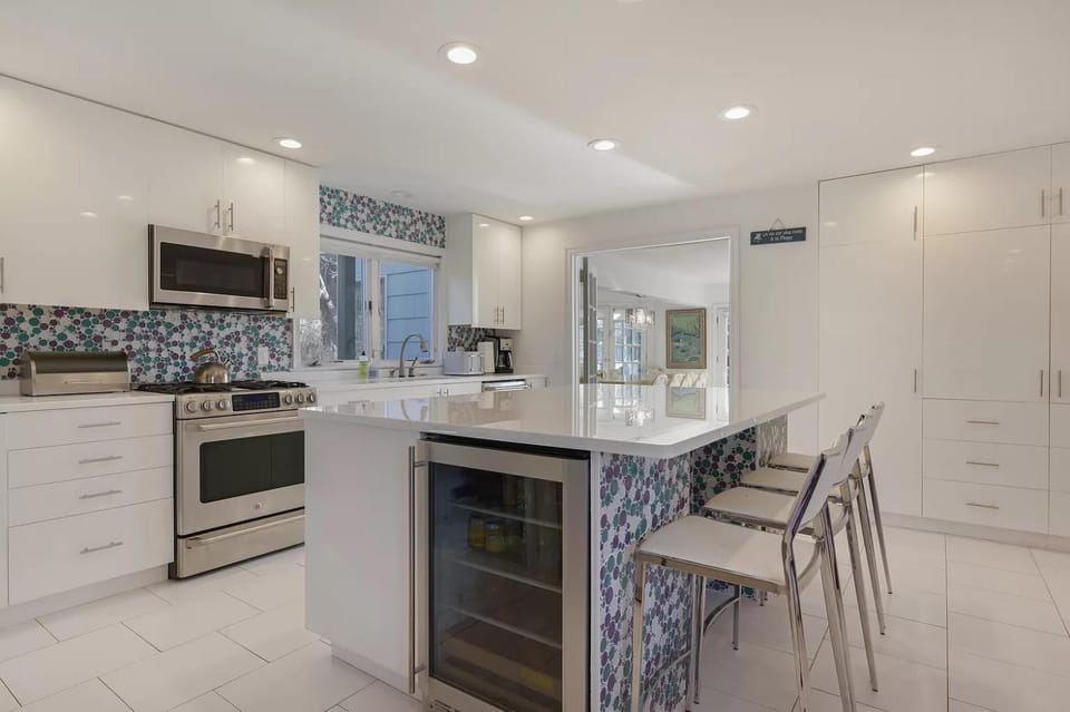 Kitchen or kitchenette, Dining area, microwave, minibar, oven, stove