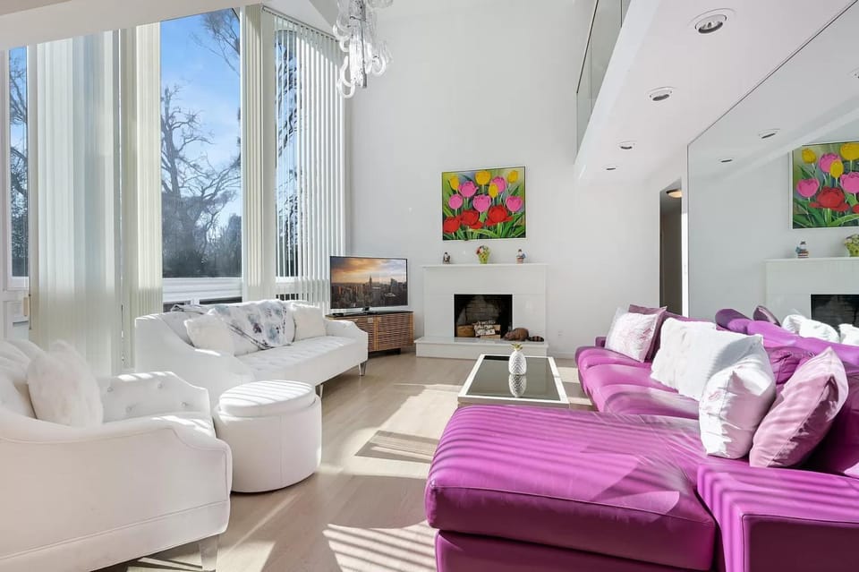TV and multimedia, Living room, Decorative detail, Seating area, Garden view, fireplace