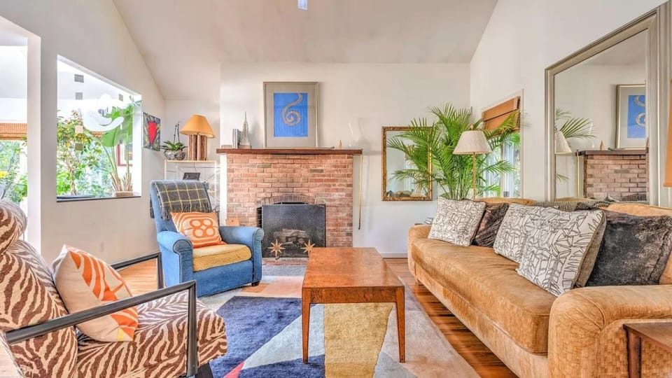 View (from property/room), Living room, Decorative detail, Seating area, fireplace