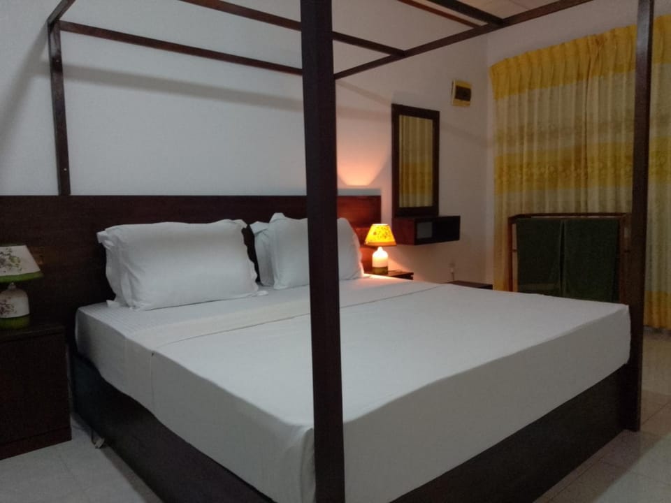 Rainforest River Edge Hotel in Southern Province