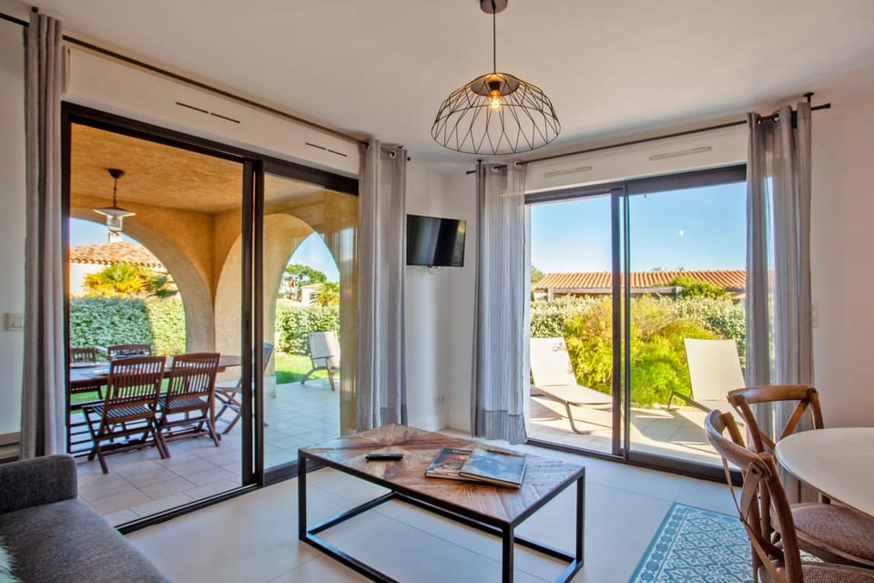 location de vacances Olivier jardin privatif et piscine chauffée partagée Apartment in Calvi