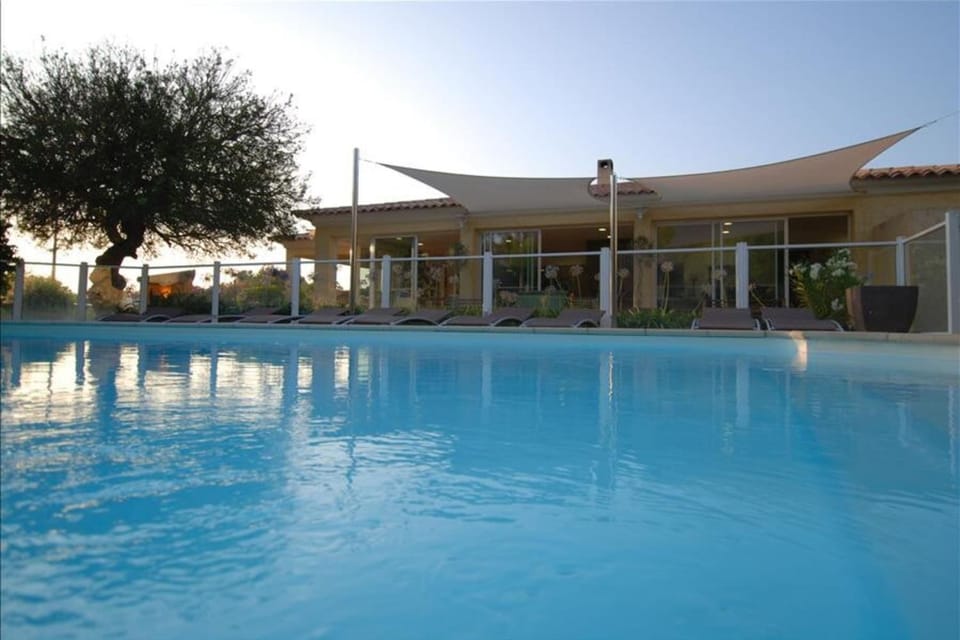 location de vacances Olivier jardin privatif et piscine chauffée partagée Apartment in Calvi