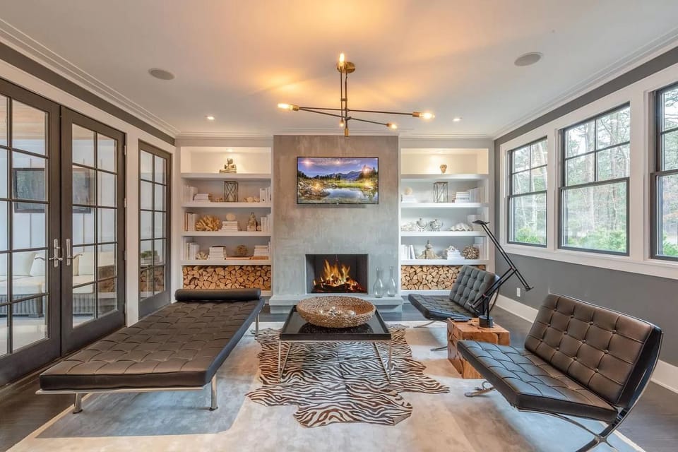 TV and multimedia, View (from property/room), Living room, Decorative detail, Seating area, Garden view, Pool view, fireplace