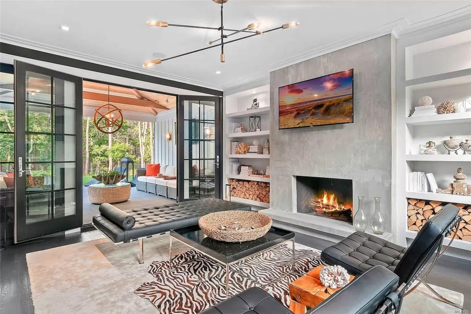 TV and multimedia, View (from property/room), Balcony/Terrace, Living room, Decorative detail, Seating area, Garden view, Pool view, fireplace