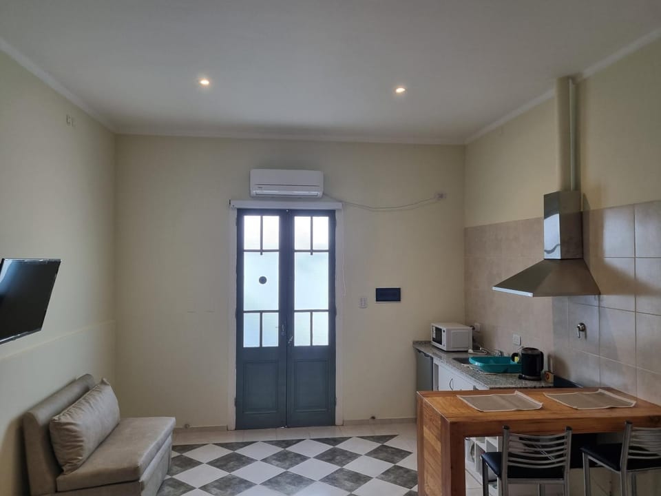 TV and multimedia, Kitchen or kitchenette, Dining area, stove, air conditioner