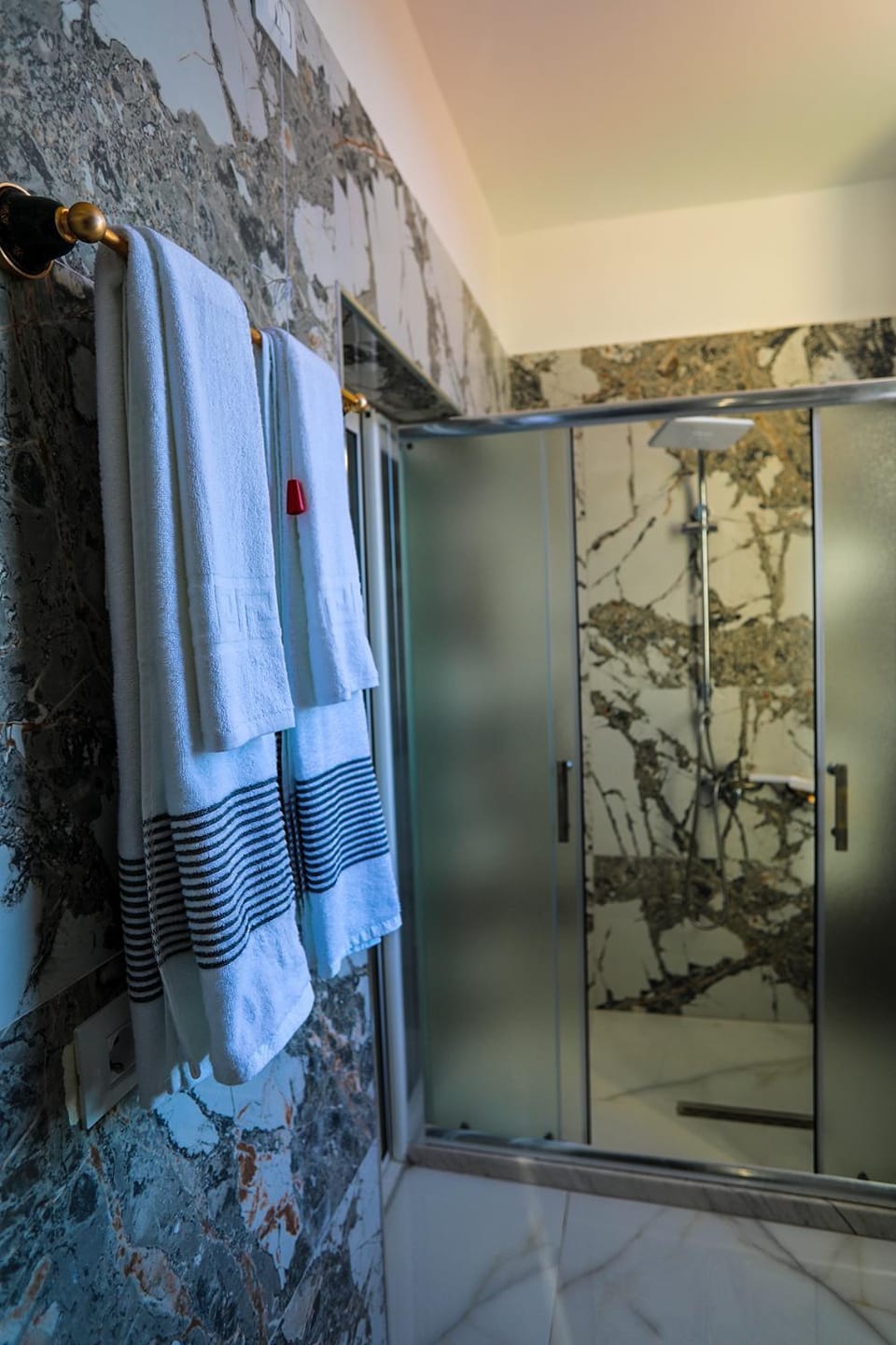 Shower, Bathroom, towels