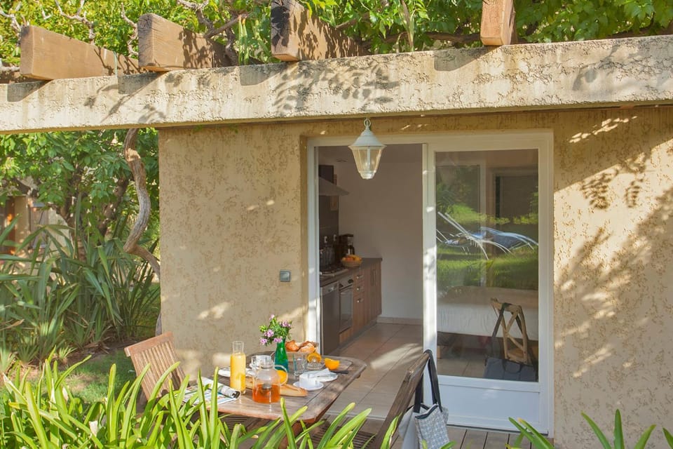 minivilla lilas indépendante à Calvi avec jardin et piscine jardin et bbq Villa in Calvi