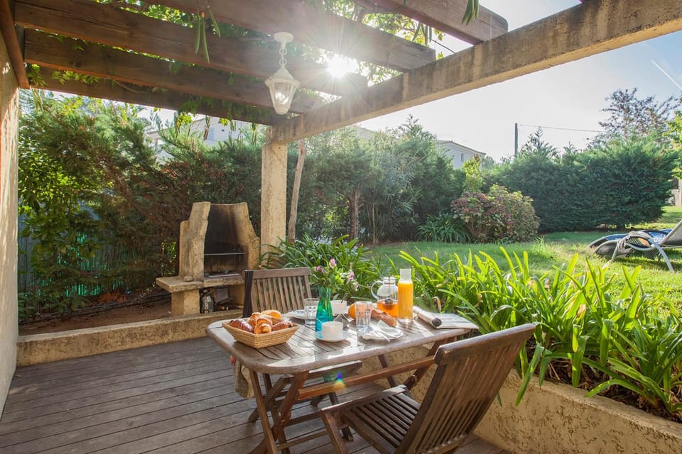 minivilla lilas indépendante à Calvi avec jardin et piscine jardin et bbq Villa in Calvi