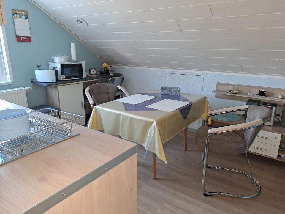 Kitchen or kitchenette, Seating area, Dining area