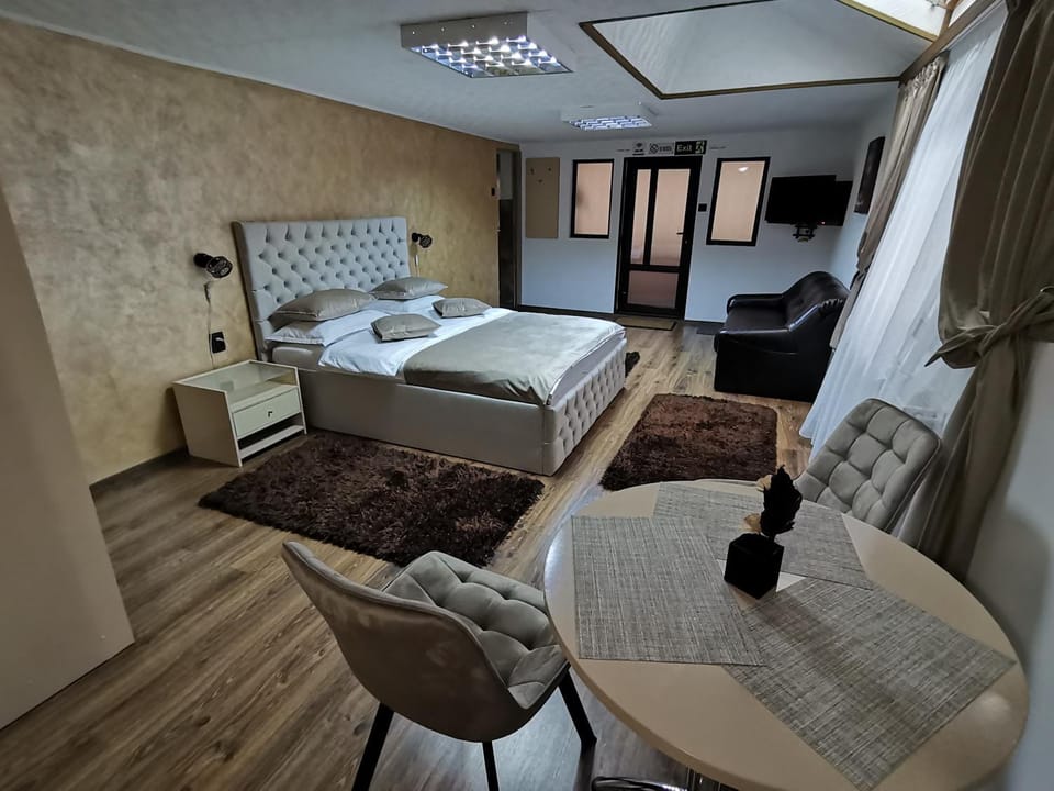 Bed, Seating area