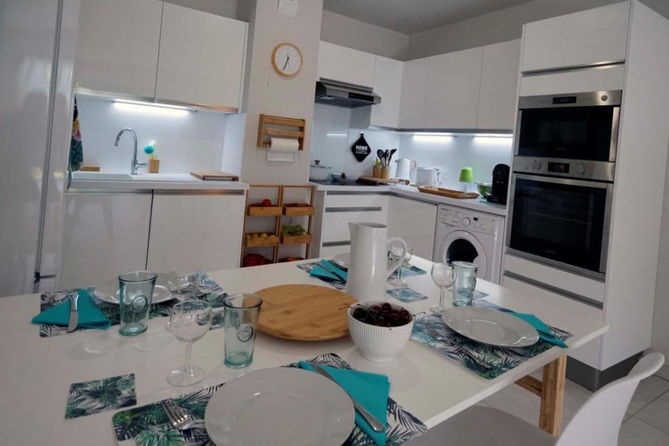 Kitchen or kitchenette, Dining area, dishwasher, minibar, pet friendly, stove