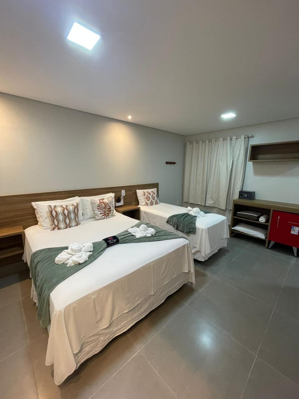 Bed, Photo of the whole room, Bedroom, minibar, safe, towels