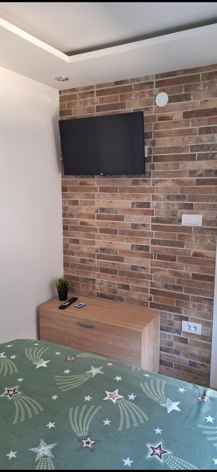 Bed, TV and multimedia, Photo of the whole room, Bedroom