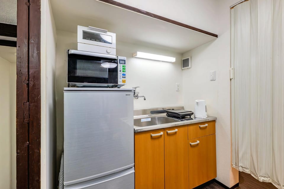 Kitchen or kitchenette, minibar