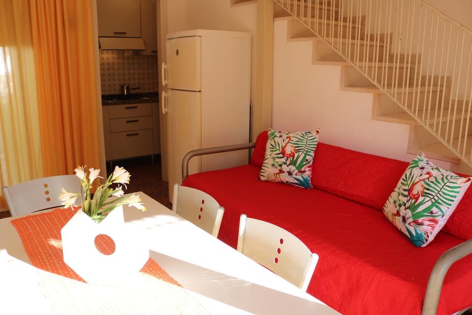 Restaurant/places to eat, Living room, Seating area, Dining area, Bedroom