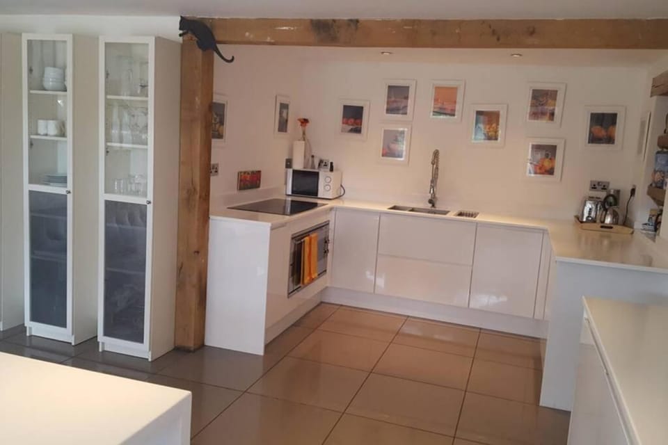 4 Kingsize Beds Ensuite - Sleeps 8-10 - Rural Contemporary Oak Framed House House in Borough of Waverley