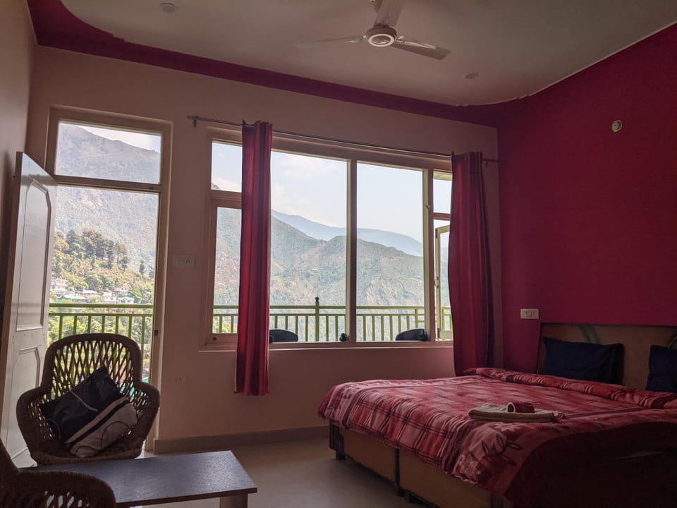 Photo of the whole room, Mountain view