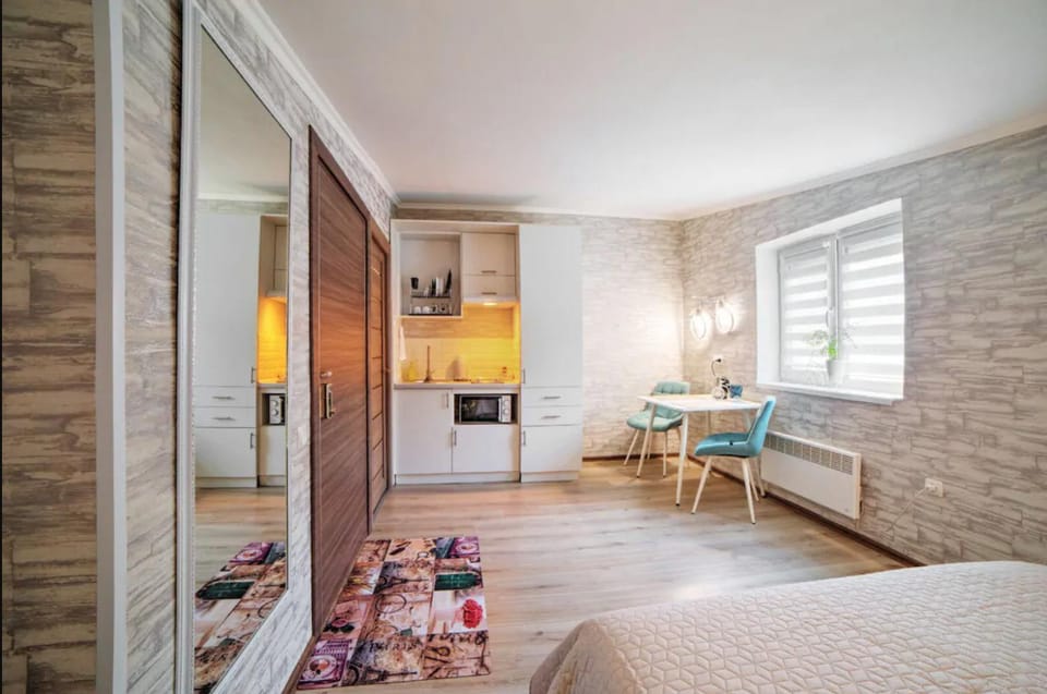 Kitchen or kitchenette, Living room, Seating area, Dining area
