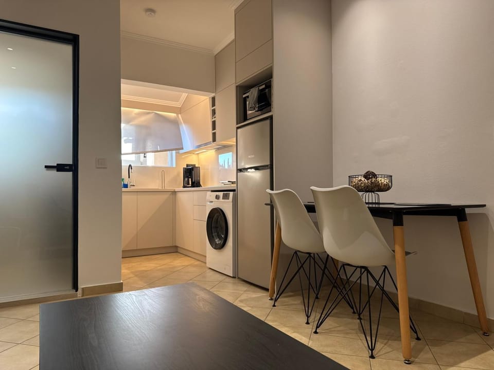 Kitchen or kitchenette, Seating area, Dining area, oven, stove, washing machine