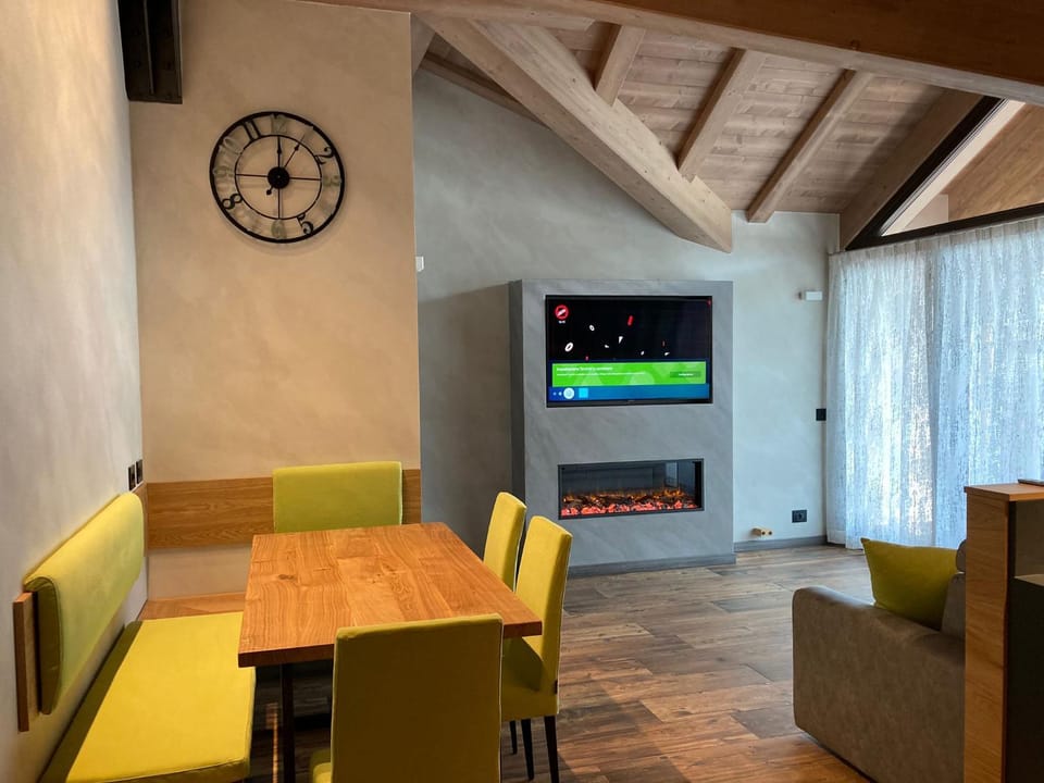TV and multimedia, Living room, Seating area, Dining area