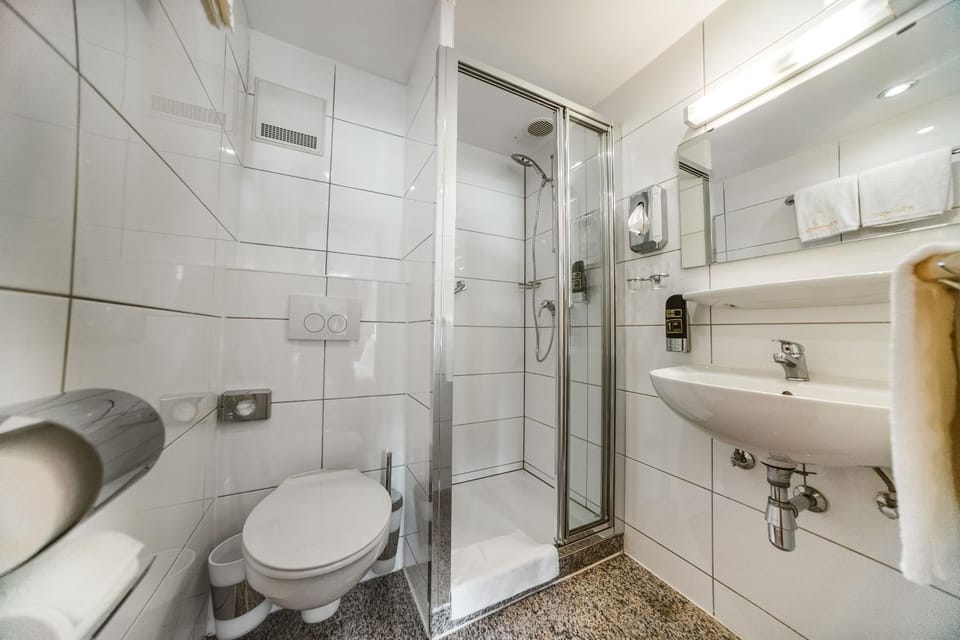 Shower, Toilet