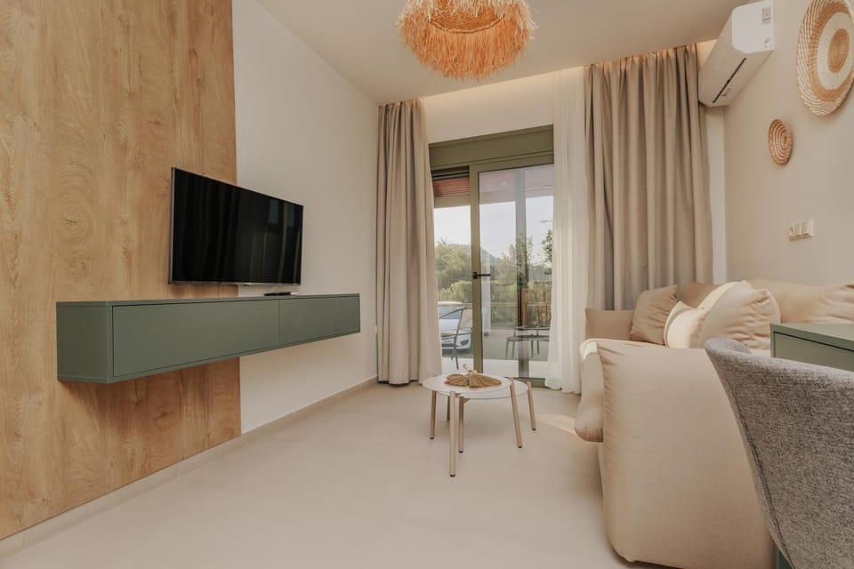 TV and multimedia, Living room, Seating area, Evening entertainment