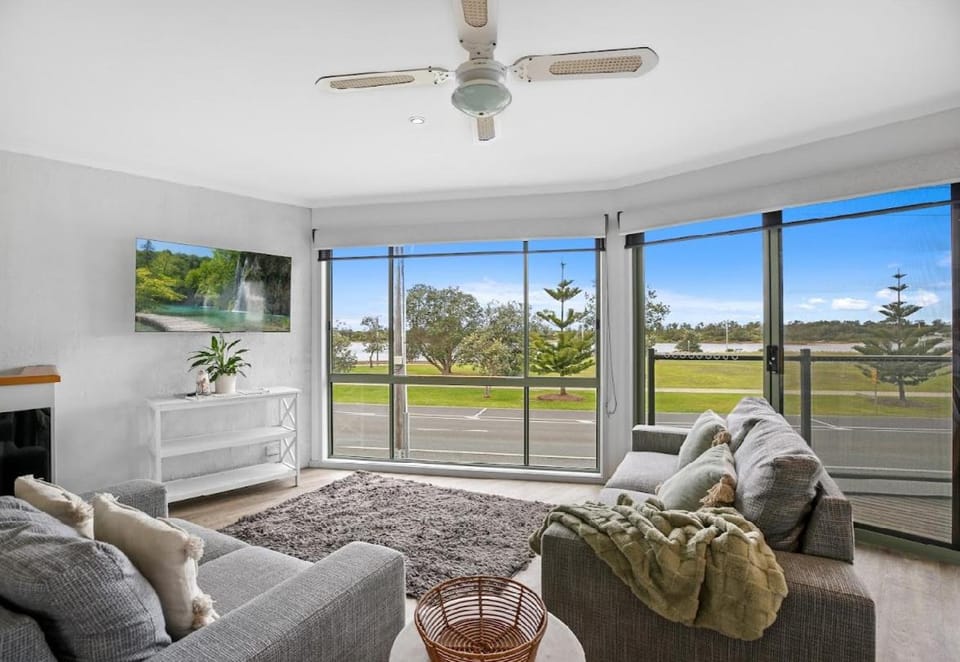 Driftwood Townhouse - Waterfront-Central Location House in Lakes Entrance