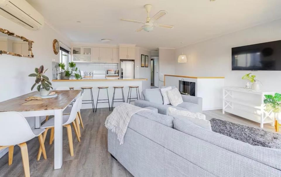 Driftwood Townhouse - Waterfront-Central Location House in Lakes Entrance