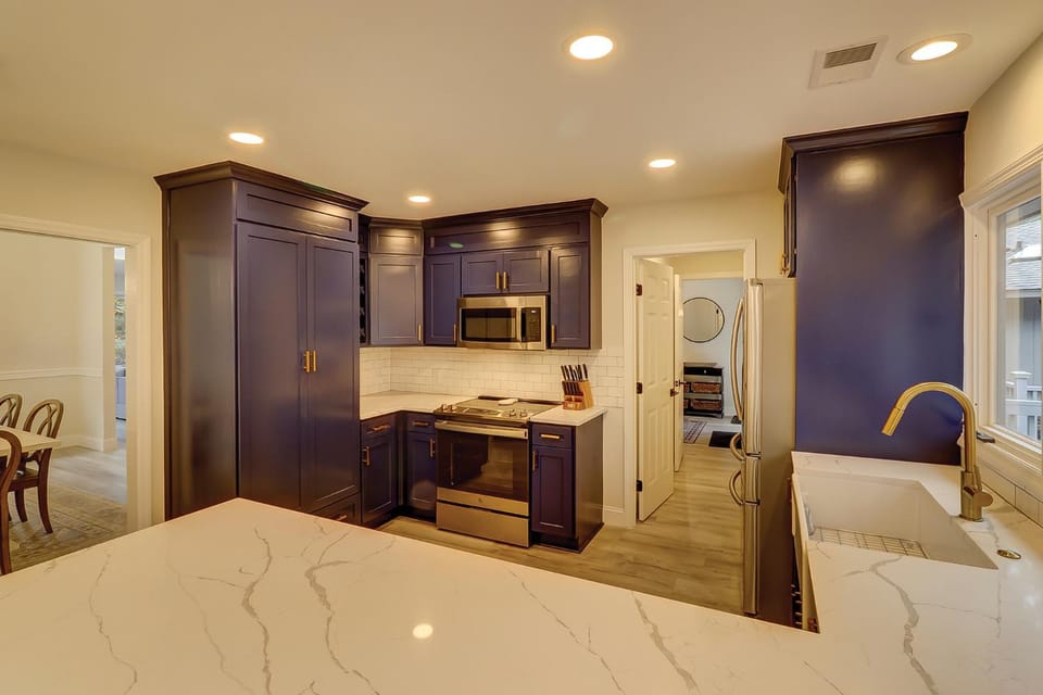 Pet Friendly New Kitchen & Baths, 3 Kings 2 Bunks 2 Twins Bikes & Beach Gear included House in Hilton Head Island