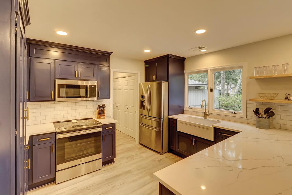 Pet Friendly New Kitchen & Baths, 3 Kings 2 Bunks 2 Twins Bikes & Beach Gear included House in Hilton Head Island