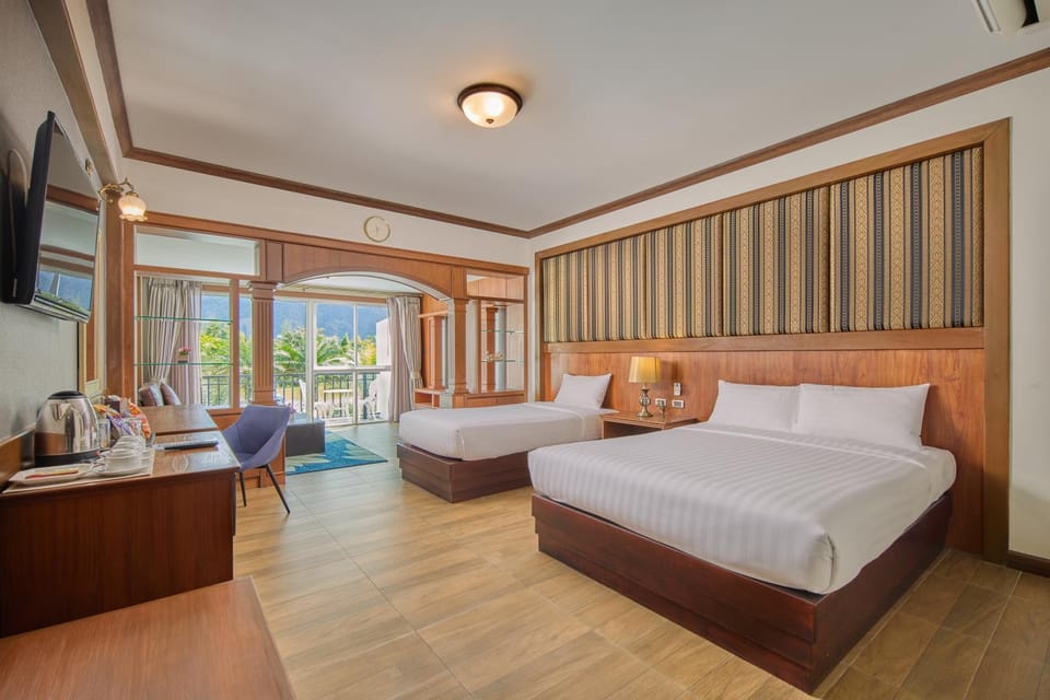 Bed, TV and multimedia, Photo of the whole room, Seating area, Bedroom