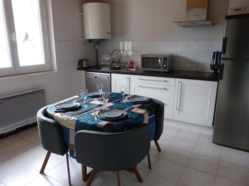 Kitchen or kitchenette, Dining area