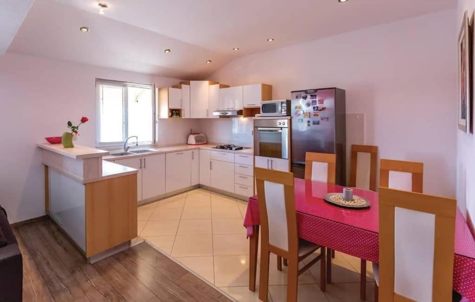 Kitchen or kitchenette, Dining area, Communal kitchen